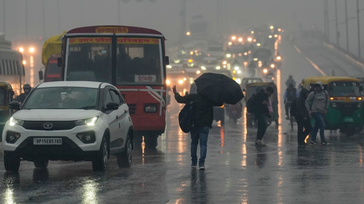 Delhi Weather: दिसंबर में टूटा बारिश का रिकॉर्ड, 14.6 डिग्री तक ​गिरा अधिकतम तापमान, प्रदूषण से मिली राहत 