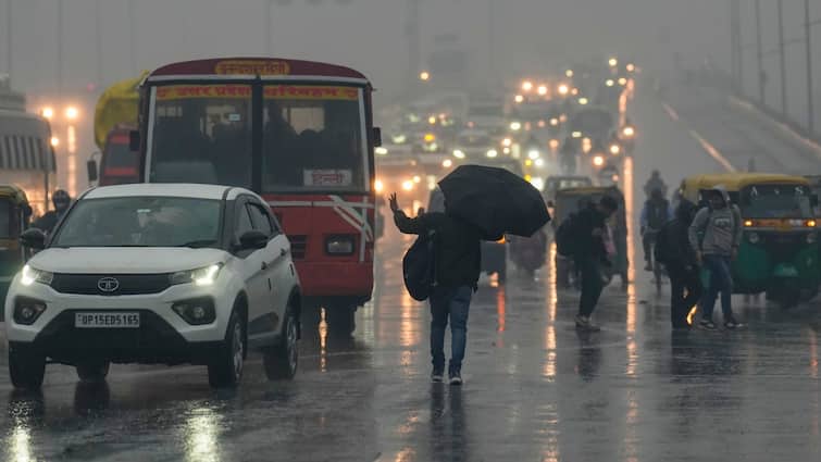 weather update today Delhi record highest Rainfall after 15 years in December temperature dropped 14.6 degrees within day Delhi Weather: दिसंबर में टूटा बारिश का रिकॉर्ड, 14.6 डिग्री तक ​गिरा अधिकतम तापमान, दिल्ली में क्या आज भी बारिश होगी?