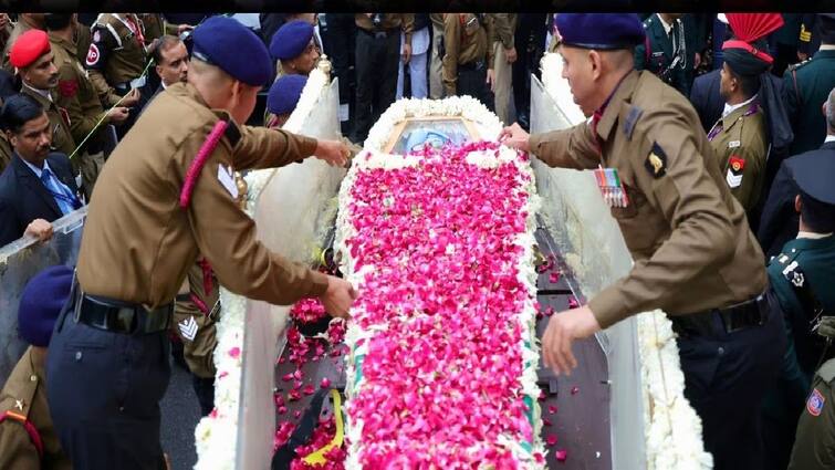 former pm manmohan singh funeral and last journey begins live updates and latest news Manmohan Singh Funeral: અંતિમ સફર પર મનમોહન સિંહ... કોંગ્રેસ કાર્યાલય પરથી નિગમ બોધઘાટ લઇ જવાયો પૂર્વ PMનો પાર્થિવ દેહ