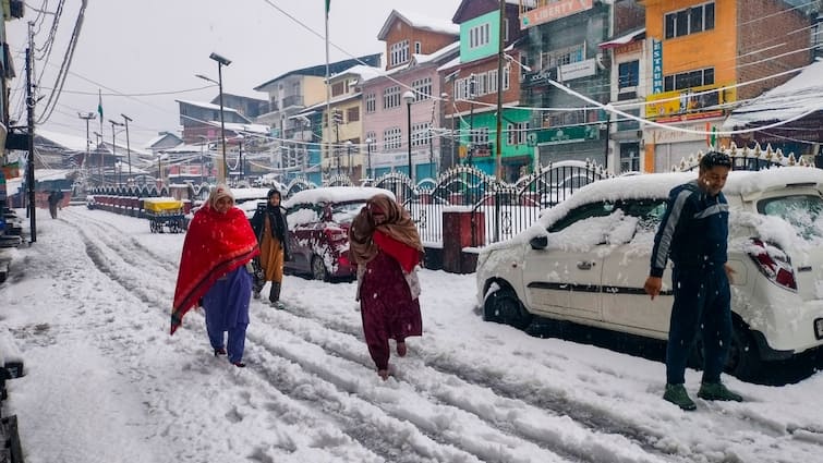 Jammu-Kashmir Blanketed In Snow, Locals Shelter Stranded Tourists In Gund’s Jamia Masjid — WATCH