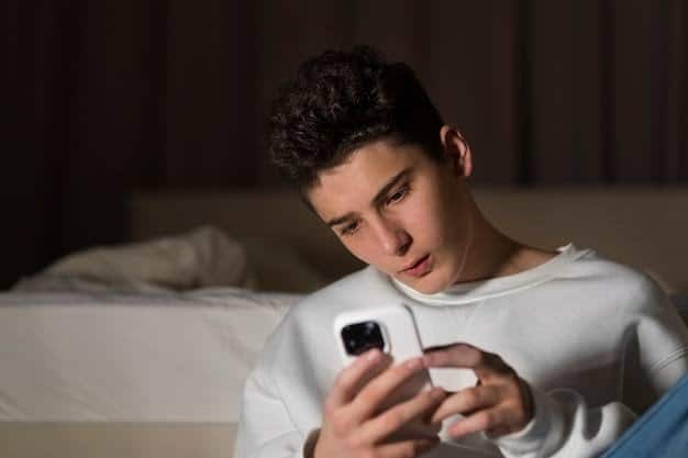 Experts call the habit of checking your smartphone before sleeping a bad habit and say that you should stop using your smartphone about 1-2 hours before sleeping, in order to sleep better.