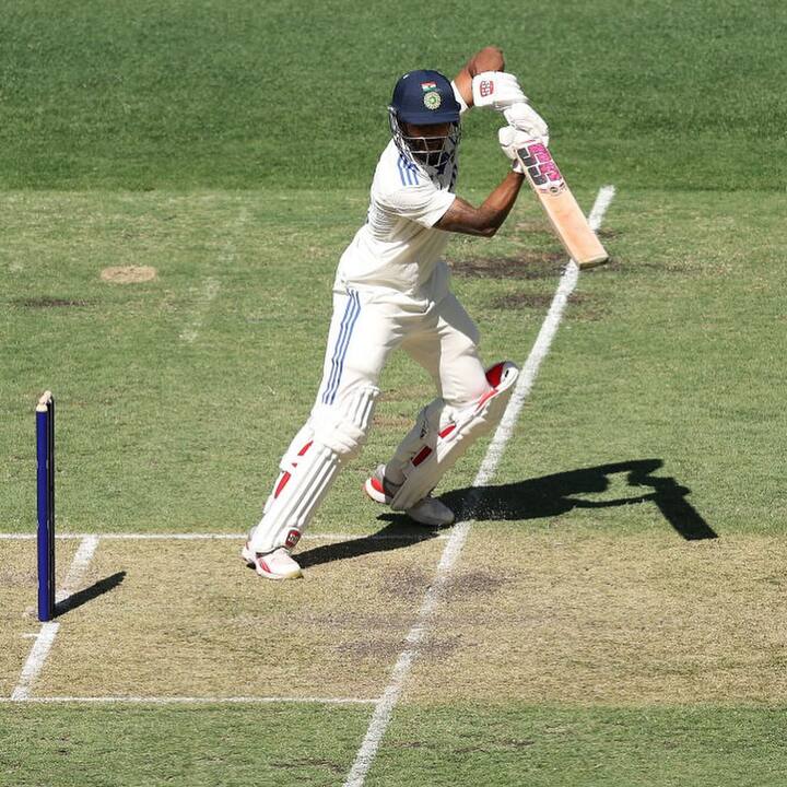 भारतीय ऑलराउंडर नितीश कुमार रेड्डी ने मेलबर्न में ऑस्ट्रेलिया के खिलाफ खेले जा रहे चौथे टेस्ट में शतक लगाया. मुकाबले के तीसरे दिन यानी शनिवार (28 दिसंबर) को नितीश ने शतक जड़ा.