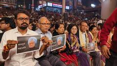 In Pics: वाराणसी में डॉ मनमोहन सिंह को दी गई श्रद्धांजलि, गंगा आरती में 1001 दीप जलाकर रखा मौन व्रत