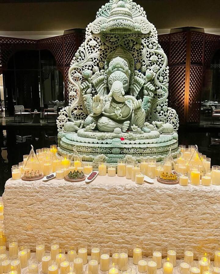 इसके अलावा पार्टी में गणपति बप्पा की भी एक बड़ी सी मूर्ति देखने को मिली. ये तस्वीरें इंटरनेट पर अब छाई हुई हैं.