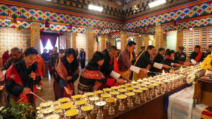 A special prayer ceremony was held at the Kuenrey of Tashichhodzong for former Prime Minister Manmohan Singh. King of Bhutan Jigme Khesar Namgyel Wangchuck paid his last respects to former prime minister at Nigambodh Ghat. (Images: PTI)
