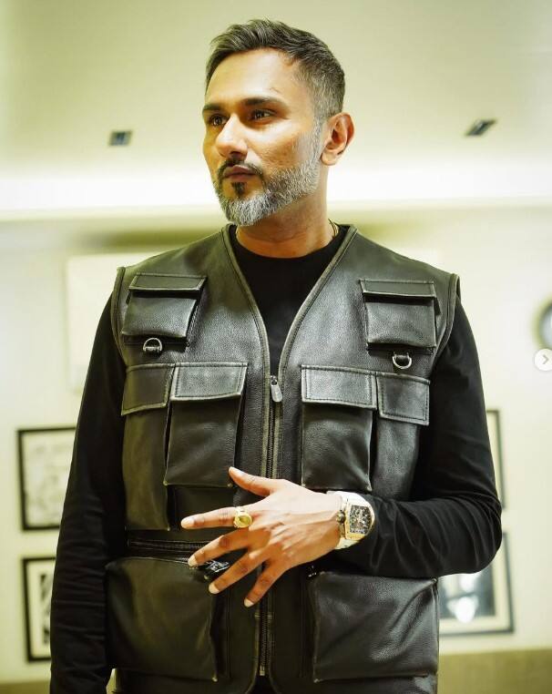 ਹਨੀ ਨੇ ਆਪਣੇ ਕੈਰੀਅਰ ਦੀ ਸ਼ੁਰੂਆਤ 2003 ਵਿੱਚ ਇੱਕ ਹਿੱਪ-ਹੋਪ ਸੰਗੀਤ ਨਿਰਮਾਤਾ ਵਜੋਂ ਕੀਤੀ ਸੀ ਅਤੇ ਉਸਦੀ ਪਹਿਲੀ ਐਲਬਮ, ਇੰਟਰਨੈਸ਼ਨਲ ਵਿਲੇਜਰ, ਨਵੰਬਰ 2011 ਵਿੱਚ ਰਿਲੀਜ਼ ਹੋਈ ਸੀ। ਅੱਜ ਗਾਇਕ ਨੇ ਇੰਡਸਟਰੀ ਵਿੱਚ ਆਪਣੀ ਵੱਖਰੀ ਥਾਂ ਬਣਾ ਲਈ ਹੈ ਅਤੇ ਉਸ ਦੀ ਬਹੁਤ ਵੱਡੀ ਫੈਨ ਫਾਲੋਇੰਗ ਵੀ ਹੈ।