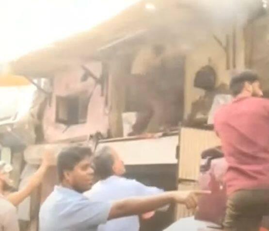 या ठिकाणी अग्निशामक दलाच्या गाड्या पोहचल्या आहेत.