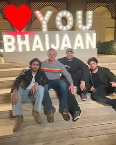 सलमान खान के 59वें बर्थडे पर अबांनी परिवार ने किया ग्रैंड सेलिब्रेशन, कई सेलेब्स हुए जश्न में शामिल, सामने आई तस्वीरें