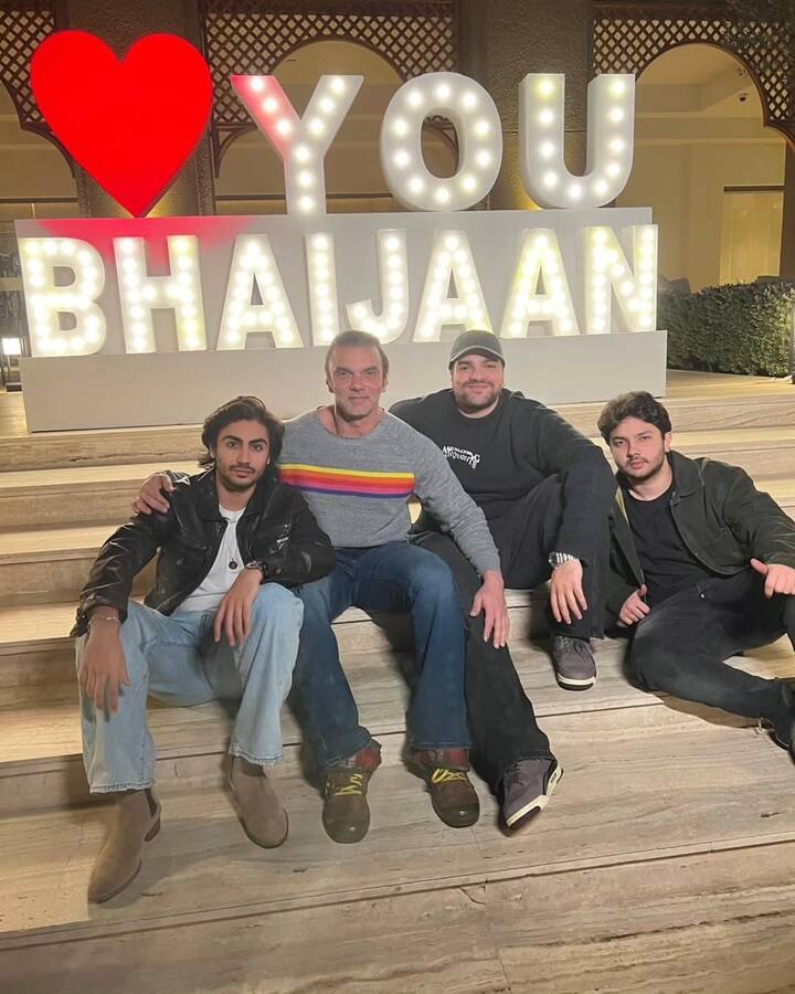 दरअसल इस साल अंबानी परिवार ने सलमान खान के बर्थडे पर एक ग्रैंड पार्टी रखी थी. ये पार्टी जामनगर में होस्ट की गई. जिसमें सलमान खान की फैमिली और बी-टाउन के कई स्टार्स पहुंचे.