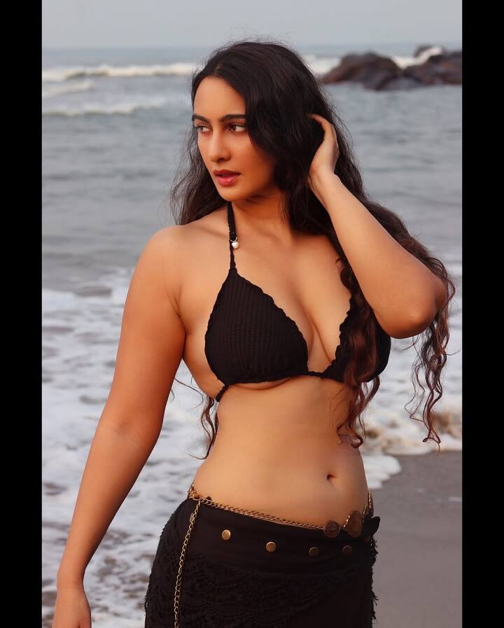 मेघा शुक्ला अक्सर टॉपलेस तस्वीरें क्लिक कराती रहती हैं। जिनकी बोल्ड तस्वीरें इंस्टाग्राम पर आते ही छा जाती हैं।