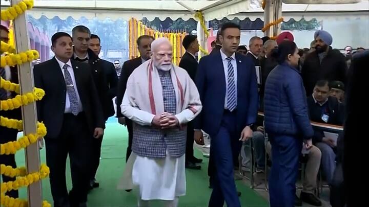 আজ প্রাক্তন প্রধানমন্ত্রীর শেষকৃত্যে উপস্থিত ছিলেন প্রধানমন্ত্রী নরেন্দ্র মোদি। শেষ শ্রদ্ধা জানান তিনি।