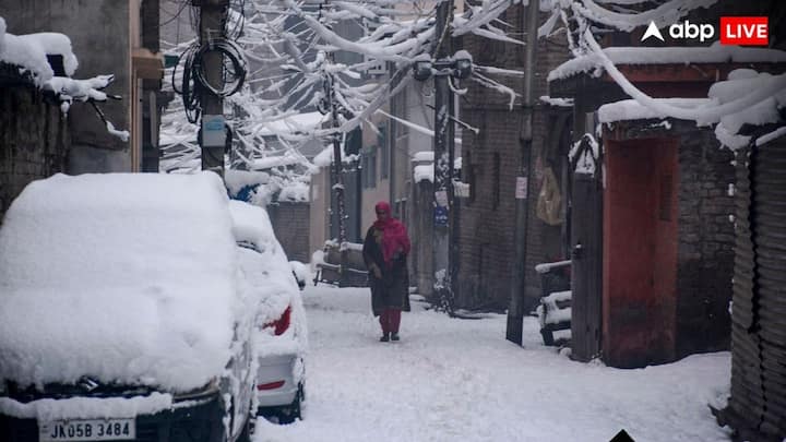 Weather Update: मौसम विभाग ने अलगे दो से तीन दिनों तक 3 से 5 डिग्री सेल्सियस पारा गिरने का अनुमान जताया है. जम्मू कश्मीर और लद्दाख में तो पारा माइनस के नीचे चला गया है.