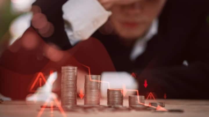 मौजूदा वक्त में पूरी दुनिया में कुल कर्ज 100.2 ट्रिलियन डॉलर तक पहुंच गया है, जो कोरोना के बाद से तेजी से बढ़ी है.