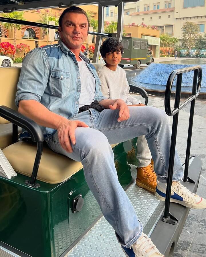 सोशल मीडिया पर सामने आई इन तस्वीरों में से एक में सोहेल खान अपने बेटे के साथ भी पोज देते हुए दिखाई दिए.