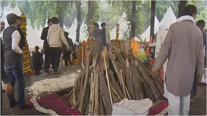 Manmohan Singh Last Rites | మాజీ ప్రధాని డాక్టర్ మన్మోహన్ సింగ్ అంత్యక్రియలు అధికారిక లాంఛనాలతో నిగమ్ బోధ్ ఘాట్‌లో నిర్వహించారు. రాష్ట్రపతి, ప్రధాని మోదీ, సోనియా గాంధీ, రాహుల్ గాంధీ పాల్గొన్నారు.