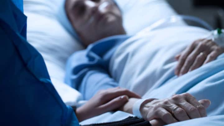 Many times patients, knowing that death is coming, start insisting on going home. He starts taking the names of his parents and his loved ones. Apart from this, many patients also start talking in their mother tongue.