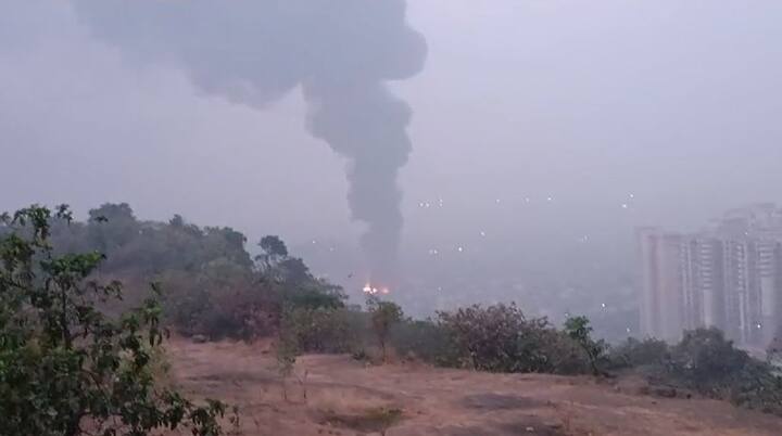 या आगीत दोन गोदामाने पेट घेतला आहे.