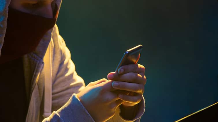 bengaluru tech company accountant duped of 56 lakh rupees after believing fake message from boss 'बॉस' के मैसेज का जवाब देने में बरतें सावधानी, साइबर ठगों ने लगाया चूना, हुआ 56 लाख का नुकसान