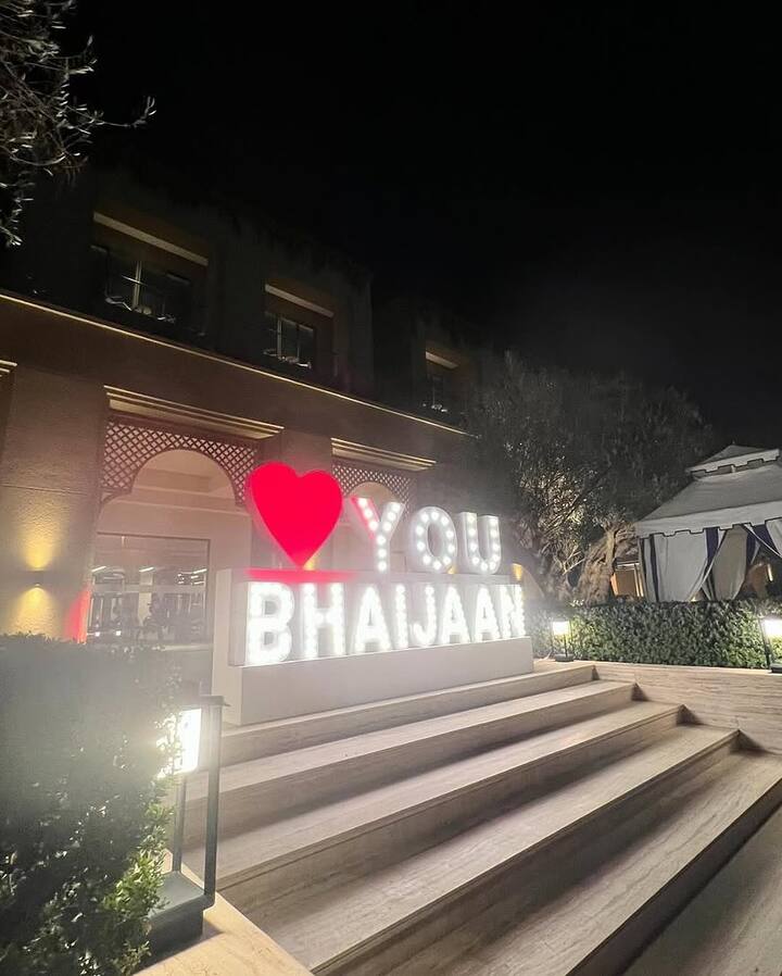 सलमान खान के लिए अंबानी फैमिली ने शानदार डेकोरेशन किया था. होटल में एंट्री करते ही यहां लाइटों से लव यू भाईजान लिखा गया था.