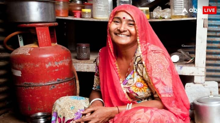 Ujjwala Yojana Process: भारत सरकार देश की महिलाओं को फ्री सिलेंडर देने के लिए उज्जवला योजना चलाती है. जानें किन महिलाओं को मिलता है इस योजना का लाभ. क्या है इसमें आवेदन की प्रक्रिया. चलिए बताते हैं.