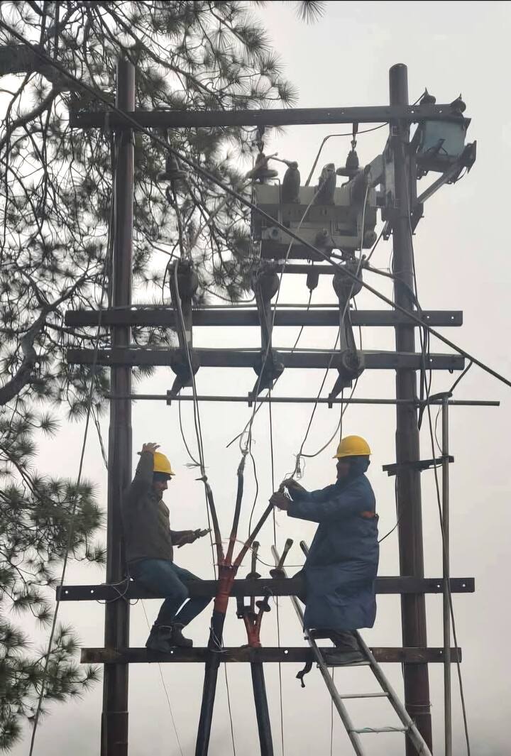 इसी तरह गोंदला में 32.5, कल्पा में 23.0, नारकंडा में 22.0, केलांग में 21.0, कुफरी में 21.0, कुकुमसेरी में 20.1, मूरंग में 18.0 और जोत में 10.0 सेंटीमीटर बारिश बर्फबारी हुई. मनाली में 63.0, नैनादेवी में 62.4, बड़सर में 59.0, गूलेर में 57.4, नगरोटा सूर्यां में 50.0, डलहौजी में 47.0, रायपुर मैदान में 46.2, नंगल डैम में 44.4 और बिलासपुर में 40.2 मिलीमीटर बारिश रिकॉर्ड की गई है. बिलासपुर, मंडी और सुंदरनगर में लोगों को घने कोहरे का भी सामना करना पड़ा है. 