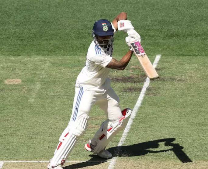 ਭਾਰਤੀ ਆਲਰਾਊਂਡਰ ਨਿਤੀਸ਼ ਕੁਮਾਰ ਰੈੱਡੀ ਨੇ ਮੈਲਬੌਰਨ 'ਚ ਆਸਟ੍ਰੇਲੀਆ ਖਿਲਾਫ ਖੇਡੇ ਜਾ ਰਹੇ ਚੌਥੇ ਟੈਸਟ ਮੈਚ 'ਚ ਸੈਂਕੜਾ ਲਗਾਇਆ। ਮੈਚ ਦੇ ਤੀਜੇ ਦਿਨ ਯਾਨੀ ਸ਼ਨੀਵਾਰ (28 ਦਸੰਬਰ) ਨੂੰ ਨਿਤੀਸ਼ ਨੇ ਸੈਂਕੜਾ ਲਗਾਇਆ।