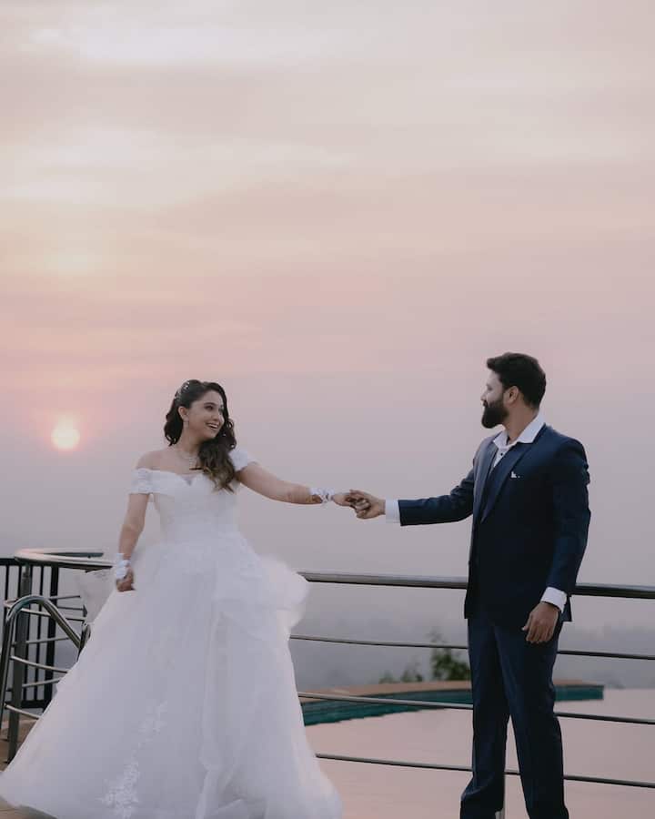 नुकतच स्वानंद आणि गौतमीने त्यांच्या लग्नाचा पहिला वाढदिवस साजरा केला.