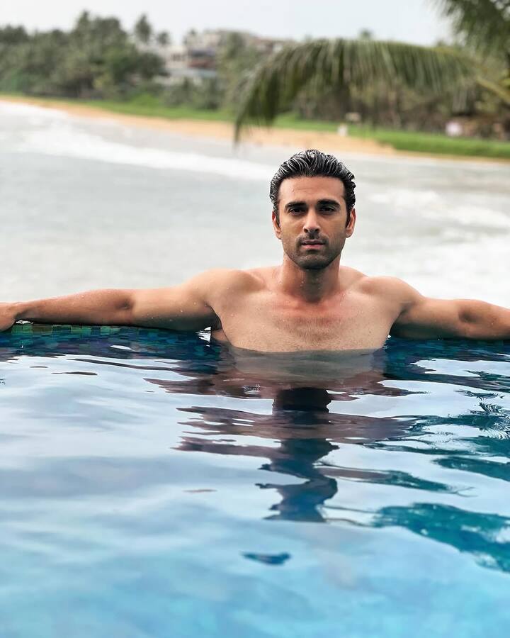 पुलकित ने फिल्मों के लिए एकता कपूर के शो से अलग होने का फैसला किया और फिर 2012 में फिल्म ‘बिट्टू बॉस’ से उन्होंने अपना बॉलीवुड डेब्यू किया. ये फिल्म फ्लॉप रही.