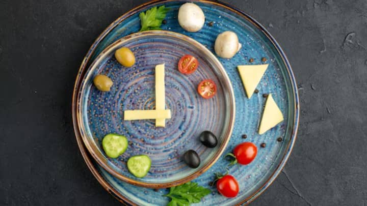 কম ক্যালরি শরীরে গেলেই রাতারাতি ছিপছিপে হয়ে যাবেন এমন নয়। আয়ুর্বেদ অনুযায়ী, আকাশে সূর্যের অবস্থানের সঙ্গে আমাদের হজম ক্ষমতার যোগ রয়েছে। তাই দিনের আলো থাকতে থাকতে খাওয়াদাওয়ার পাট চুকিয়ে ফেলতে হয়