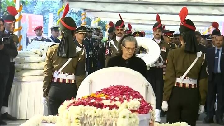 মনমোহন সিংয়ের শেষকৃত্যে উপস্থিত ছিলেন কংগ্রেস নেত্রী সনিয়া গান্ধী।