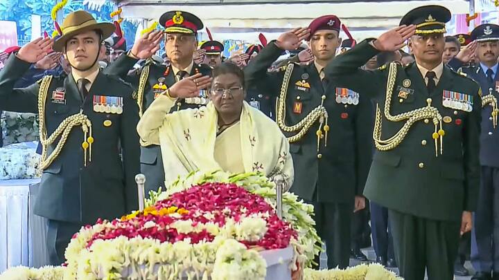 President Droupadi Murmu pays her last respects to former prime minister Manmohan Singh during his state funeral, at the Nigambodh Ghat, in New Delhi on Saturday. (Images: PTI)