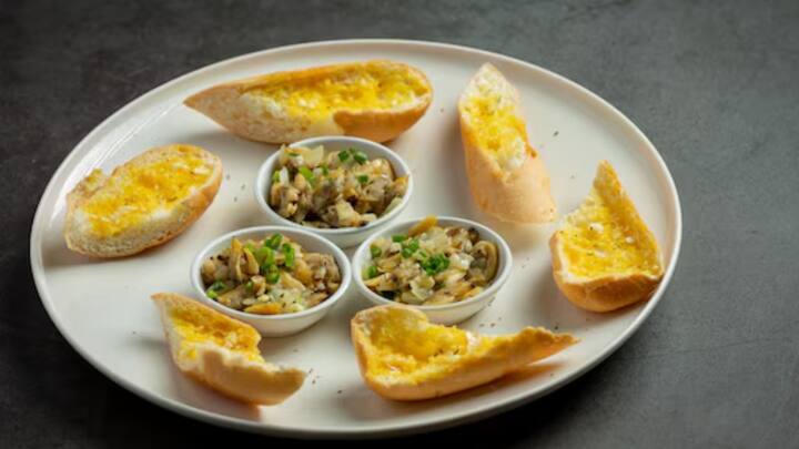 এর পর যতটা পারা যায়, শরীরে কম ক্যালরি যাওয়া উচিত বলে মত বিশেষজ্ঞদের। কারণ রাতের দিকে আমাদের হজম শক্তি কমে যায়, ইনস্যুলিন স্পর্শকাতরতা বেড়ে যায়। ওই সময় খেলে শরীরে মেদ জমে।