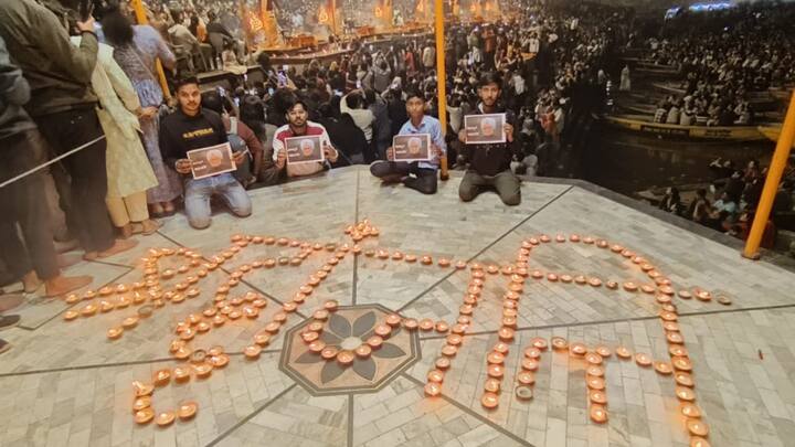 मनमोहन सिंह आज दिल्ली के निगम बोध घाट में अंतिम संस्कार किया जाएगा. इस दौरान राहुल गांधी, सोनिया गांधी, प्रियंका गांधी समेत तमाम कांग्रेस के तमाम बड़े नेता, सांसद और मुख्यमंत्री उनकी अंतिम यात्रा में शामिल हुए.