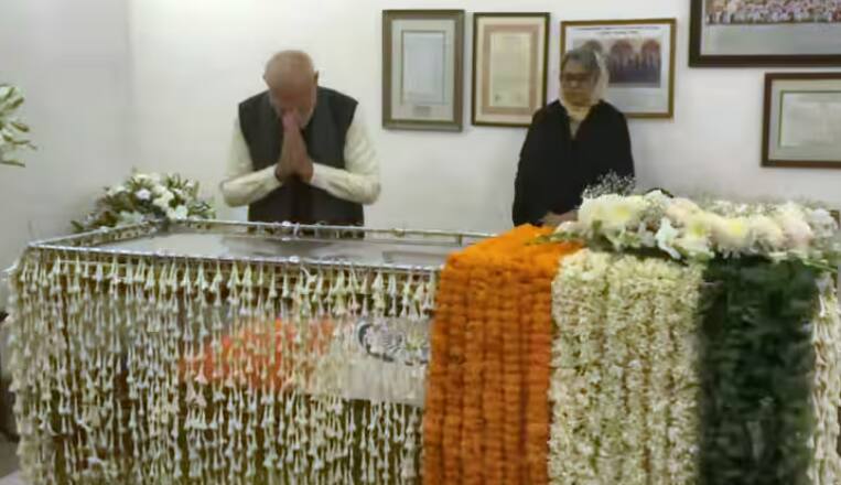 manmohan-singh-death-funeral-nigambodh-ghar-congress-aicc-mallikarjun-kharge ਕਾਂਗਰਸ ਦਫ਼ਤਰ ਲਿਆਂਦੀ ਮਨਮੋਹਨ ਸਿੰਘ ਦੀ ਮ੍ਰਿਤਕ ਦੇਹ, ਖੜਗੇ, ਸੋਨੀਆ ਤੇ ਰਾਹੁਲ ਗਾਂਧੀ ਨੇ ਦਿੱਤੀ ਸ਼ਰਧਾਂਜਲੀ