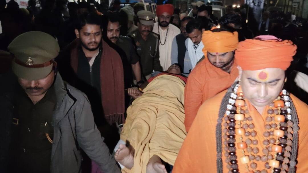 आवाहन अखाड़े के पीठाधीश्वर सड़क हादसे में गंभीर रूप से घायल, लखनऊ से आ रहे थे महाकुंभ की छावनी Prayagraj Road Accident Peethadhishwar of Avahan Akhara seriously injured coming from Lucknow ann आवाहन अखाड़े के पीठाधीश्वर सड़क हादसे में गंभीर रूप से घायल, लखनऊ से आ रहे थे महाकुंभ की छावनी