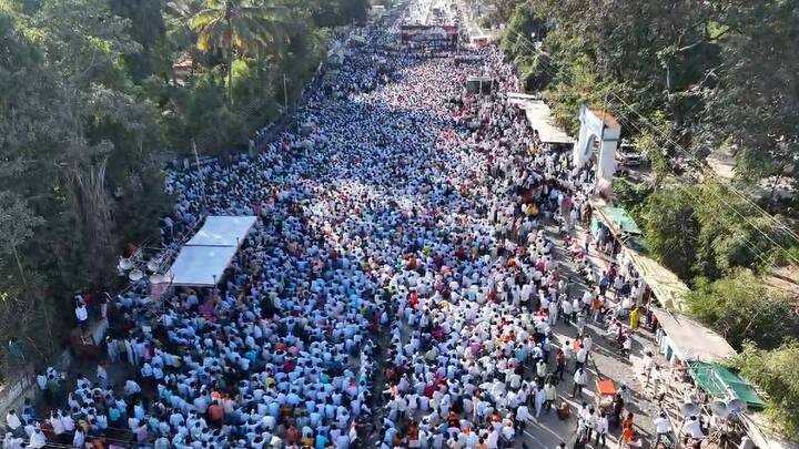 बीड जिल्ह्यात दिवंगत सरपंच संतोष देशमुख यांच्या हत्येच्या निषेधार्ह मुख्य सुत्रधार व आरोपींना अटक करण्याची मागणी करत बीडची जनता आज रस्त्यावर उतरली होती. बीडमधील आंबेडकर चौकातून या मोर्चाची सुरुवात झाली.