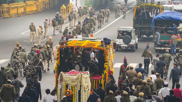 The last rites of former prime minister Manmohan Singh were performed at Nigambodh Ghat with full State honours.