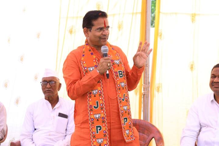 दुसऱ्या नंबरवर भाजपचे आमदार अभिमन्यू पवार यांनी भाषण केले. लवकरात लवकर आरोपींना अटक न केल्यास हा रोष महाराष्ट्राच्या कानाकोपऱ्यात जाईल, असे त्यांनी म्हटले.