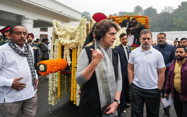 এদিন তাঁর মরদেহ কংগ্রেসের সদর দফতরে নিয়ে যাওয়া হয়। নিজেদের বাসভবন থেকে পায়ে হেঁটে সেখানে যান রাহুল-প্রিয়ঙ্কা।