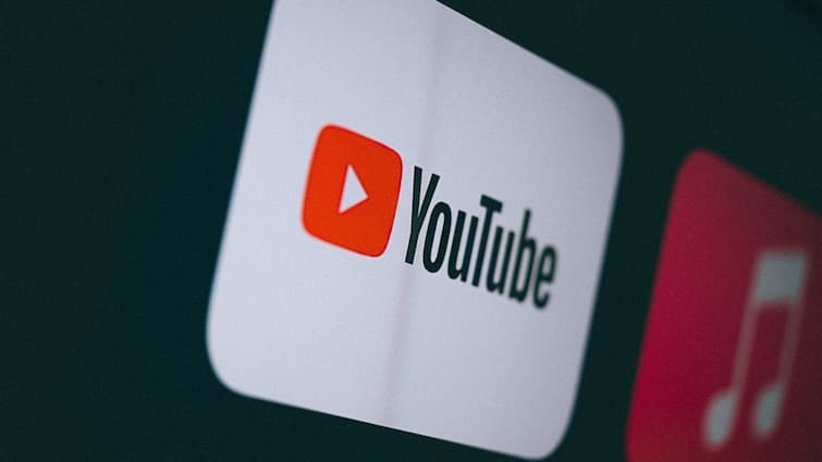 YouTube testing new Play something floating action button to make this thing easy YouTube पर क्या देखें? ऐसा सोचने वाले लोगों के लिए आएगा नया फीचर, आसान हो जाएगा यह काम