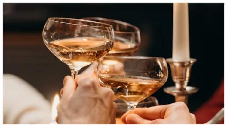 liquor sale on december 31 in andhra pradesh last few years ABPP December 31 Liquor sale In AP: ఏపీలో ఐదేళ్ల లిక్కర్ దాహం తీర్చుకోవాల్సిందే! డిసెంబర్‌ 31న ఏరులై పారాల్సిందే! కొన్నేళ్లుగా అమ్మకాలు ఎలా ఉన్నాయి?