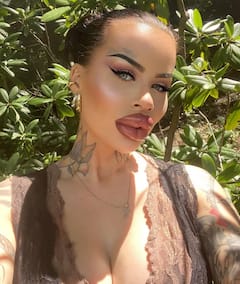 Fetisch Barbie : 'बार्बी डॉल'सारखं दिसण्यासाठी महिलेनं खर्च केले कोट्यवधी रुपये; बोटॉक्सचा अतिरेक, फुगलेले ओठ पाहुन नेटकऱ्यांनी केलं ट्रोल