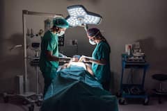 शस्त्रक्रिया करताना डॉक्टर हिरव्या रंगाचे कपडे का घालतात? यामागे आहे खास कारण