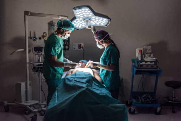 Interesting Facts : जगभरात विविध क्षेत्रातील लोकांसाठी वेगवेगळे ड्रेसकोड आहे. भारतात वकिलांसाठी काळा कोट, पोलिसांसाठी खाकी वर्दी, तर डॉक्टरांसाठी पांढरा कोट असा ड्रेसकोड पाहायला मिळतो. (Image Source : istock)