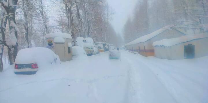 मौसम विज्ञान केंद्र शिमला के मुताबिक, शुक्रवार को कुकुमसेरी में -1.8, समधो में - 4.3, कल्पा में -2.5, रिकांगपिओ में -0.7, डलहौजी में 1.7, चंबा में 6.6, भरमौर में 0.8, शिमला में 1.2, कुफरी में 1.4, नारकंडा में 0.1, नाहन में 7.9, पांवटा साहिब में 8.0, मनाली में 0.2, भुंतर में 6.3, बजौरा में 6.4, मंडी में 8.7 और सुंदरनगर में 7.9 डिग्री सेल्सियस न्यूनतम तापमान रिकॉर्ड किया गया है.