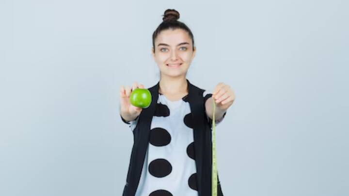 ওজন কমানোর লক্ষ্যে খাওয়াদাওয়া বন্ধ করে দেন অনেকে। অনেকে আবার মেপে খান। কিন্তু ওজন ঝরানোর ক্ষেত্রে একটা বড় বুল রয়ে যায়।