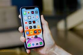 iPhone 15 Pro ਨਵੀਨਤਮ iOS 18.2 'ਤੇ ਚੱਲਦਾ ਹੈ ਜੋ Genmoji, Image Playground ਤੇ ਹੋਰਾਂ ਵਰਗੀਆਂ ਨਵੀਆਂ AI ਵਿਸ਼ੇਸ਼ਤਾਵਾਂ ਨੂੰ ਜੋੜਦਾ ਹੈ। ਆਪਟਿਕਸ ਦੀ ਗੱਲ ਕਰੀਏ ਤਾਂ ਆਈਫੋਨ 15 ਪ੍ਰੋ ਟ੍ਰਿਪਲ ਕੈਮਰਾ ਸੈੱਟਅਪ ਦੇ ਨਾਲ ਆਉਂਦਾ ਹੈ। ਇਸ ਸੈੱਟਅੱਪ ਵਿੱਚ 48MP ਪ੍ਰਾਇਮਰੀ ਸ਼ੂਟਰ, 12MP ਅਲਟਰਾਵਾਈਡ ਸੈਂਸਰ ਤੇ ਸਿਰਫ਼ 12MP ਟੈਲੀਫ਼ੋਟੋ ਲੈਂਸ ਹੈ।