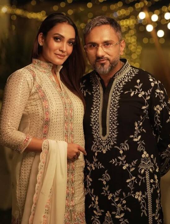 ਹਨੀ ਸਿੰਘ ਨੇ ਦੱਸਿਆ ਕਿ ਉਹ ਡੇਟ ਲਈ ਲੋਕਾਂ ਨੂੰ ਕਿਵੇਂ ਲੱਭਦੇ  ਗੱਲਬਾਤ ਦੌਰਾਨ ਹਨੀ ਸਿੰਘ ਨੇ ਖੁਲਾਸਾ ਕੀਤਾ ਕਿ ਉਹ ਉਨ੍ਹਾਂ ਥਾਵਾਂ 'ਤੇ ਡੇਟ ਕਰਨ ਵਾਲੇ ਲੋਕਾਂ ਨੂੰ ਲੱਭਣਾ ਪਸੰਦ ਕਰਦੇ ਹਨ ਜਿੱਥੇ ਉਨ੍ਹਾਂ ਨੂੰ ਕੋਈ ਪਤਾ ਨਹੀਂ ਹੁੰਦਾ ਕਿ ਉਹ ਕੌਣ ਹਨ। ਉਨ੍ਹਾਂ ਨੇ ਕਿਹਾ, 