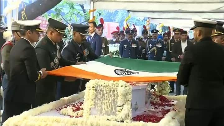 এরপর নশ্বর দেহ মুড়ে দেওয়া হয় ভারতের জাতীয় পতাকায়। মনমোহন সিংহ- বিরল সেই রাজনৈতিক ব্যক্তিত্ব, যিনি হাজারও সমালোচনার মুখেও অত্যন্ত বিনয়ের সুরে বলতে পেরেছিলেন, আমি আন্তরিকভাবে বিশ্বাস করি, যে সমকালীন সংবাদমাধ্যমের তুলনায়, ইতিহাস আমার প্রতি সদয় থাকবে।