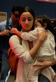 एयरपोर्ट पर फिर पैप्स संग फ्रेंडली हुई रणबीर-आलिया की बेटी राहा कपूर, पहले किया हैलो फिर दी फ्लाइंग किस